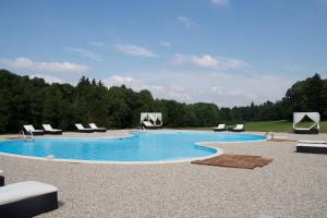 Bazén v ubytování Château de Béguin nebo v jeho okolí