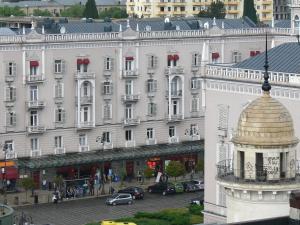 ein großes weißes Gebäude mit einer Kuppel davor in der Unterkunft Marjanishvili Studios in Tbilisi City