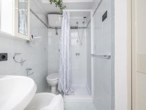 Un baño blanco con ducha y WC. en Appartamento L'arcobaleno, en Cagliari 56 fotos más