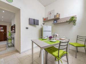 Una cocina y un comedor con mesa y sillas. en Appartamento L'arcobaleno, en Cagliari