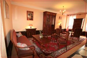 巴涅爾－德比戈爾的住宿－派克斯酒店，客厅配有沙发、椅子和桌子