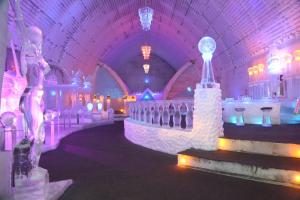 una habitación llena de esculturas de nieve y hielo en Chena Hot Springs Resort, en Chena Hot Springs
