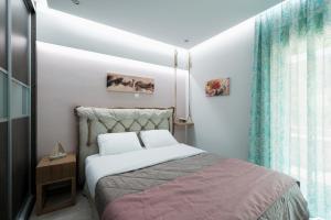 1 dormitorio con cama y ventana en Villas Ve en Tirós
