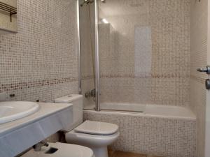 Kúpeľňa v ubytovaní VACAY Villa Anna, jardín privado, piscina comunitaria, en Costa Brava, L'Escala!