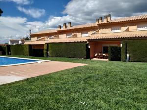 Bazén v ubytovaní VACAY Villa Anna, jardín privado, piscina comunitaria, en Costa Brava, L'Escala! alebo v jeho blízkosti