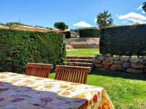 Vonkajšia záhrada v ubytovaní VACAY Villa Anna, jardín privado, piscina comunitaria, en Costa Brava, L'Escala!