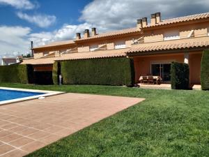 Bazén v ubytovaní VACAY Villa Anna, jardín privado, piscina comunitaria, en Costa Brava, L'Escala! alebo v jeho blízkosti