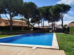 Bazén v ubytovaní VACAY Villa Anna, jardín privado, piscina comunitaria, en Costa Brava, L'Escala! alebo v jeho blízkosti