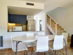 Kuchyňa alebo kuchynka v ubytovaní VACAY Villa Anna, jardín privado, piscina comunitaria, en Costa Brava, L'Escala!