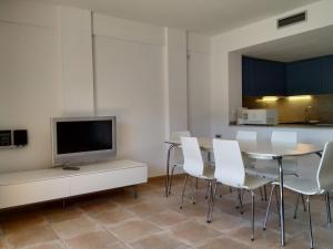 Televízia a/alebo spoločenská miestnosť v ubytovaní VACAY Villa Anna, jardín privado, piscina comunitaria, en Costa Brava, L'Escala!