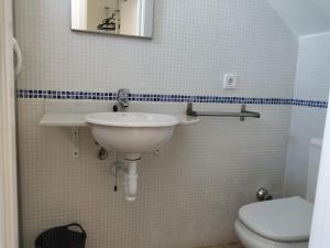 Kúpeľňa v ubytovaní VACAY Villa Anna, jardín privado, piscina comunitaria, en Costa Brava, L'Escala!