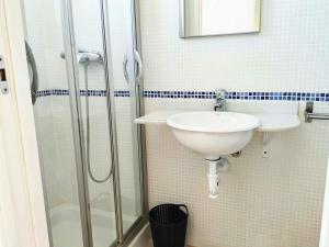 Kúpeľňa v ubytovaní VACAY Villa Anna, jardín privado, piscina comunitaria, en Costa Brava, L'Escala!