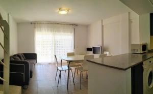 Kuchyňa alebo kuchynka v ubytovaní VACAY Villa Anna, jardín privado, piscina comunitaria, en Costa Brava, L'Escala!