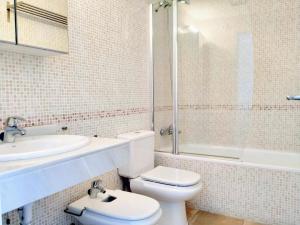 Kúpeľňa v ubytovaní VACAY Villa Anna, jardín privado, piscina comunitaria, en Costa Brava, L'Escala!