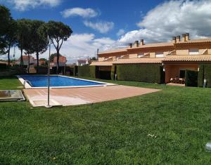 Bazén v ubytovaní VACAY Villa Anna, jardín privado, piscina comunitaria, en Costa Brava, L'Escala! alebo v jeho blízkosti