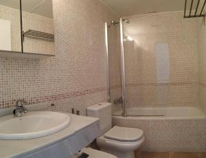 Kúpeľňa v ubytovaní VACAY Villa Anna, jardín privado, piscina comunitaria, en Costa Brava, L'Escala!