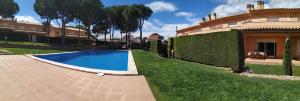 Bazén v ubytovaní VACAY Villa Anna, jardín privado, piscina comunitaria, en Costa Brava, L'Escala! alebo v jeho blízkosti