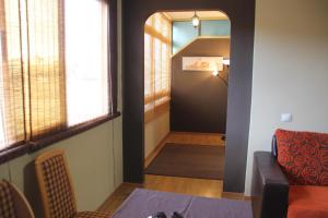 um corredor com uma porta e uma mesa num quarto em Bahia De Melenara em Melenara