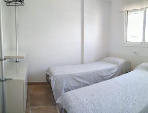 Posteľ alebo postele v izbe v ubytovaní VACAY Villa Anna, jardín privado, piscina comunitaria, en Costa Brava, L'Escala!