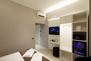 ETNEA STYLE CATANIA LUXURY ROOMS的电视和/或娱乐中心