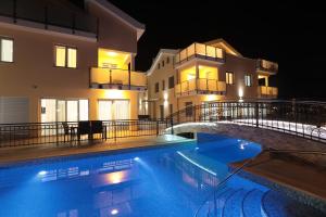Basen w obiekcie Funtana Appartements an der 1 Reihe vom Meer lub w pobliżu