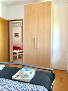sypialnia z łóżkiem i drewnianą szafką w obiekcie Apartment Pepa Starigrad Paklenica w mieście Starigrad-Paklenica