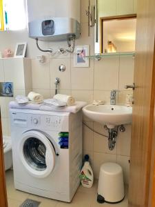 W łazience znajduje się pralka i umywalka. w obiekcie Apartment Pepa Starigrad Paklenica w mieście Starigrad-Paklenica