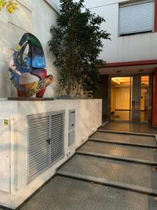 een gebouw met een schilderij aan de zijkant bij Departamento Nueva Cordoba pa 4personas in Cordoba