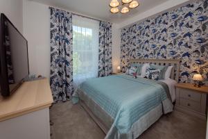 a bedroom with a bed and a window at Best Luxury Apart Hotel in Oxford- Beechwood House in Oxford