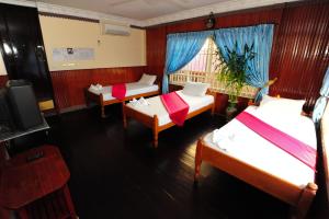 Posteľ alebo postele v izbe v ubytovaní Okay Guesthouse Phnom Penh