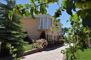 a house with a pathway in front of it at Zlata Inn in Tamchy