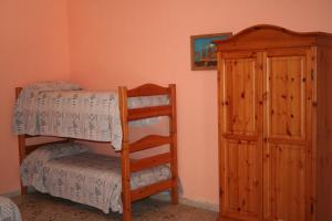 Casa Vacanze Margherita في Locogrande: غرفة نوم مع سرير بطابقين وسلم