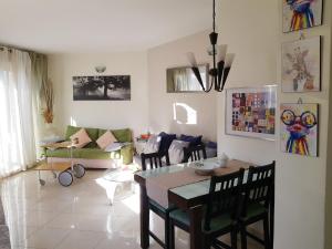 אזור ישיבה ב-Israel Marina Village, Garden Vacation Apartment