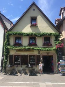 un edificio con una mujer parada frente a él en Pension „das Lädle“, en Rothenburg ob der Tauber
