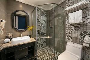 Bilik mandi di Hanoi Esplendor Hotel and Spa