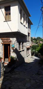 un edificio con una sombra a su lado en Guest House "Aspasia", en Lavkos