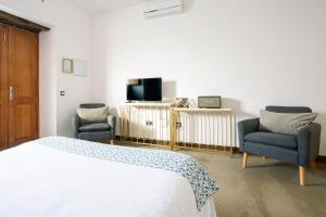 TV a/nebo společenská místnost v ubytování El Charco Suites