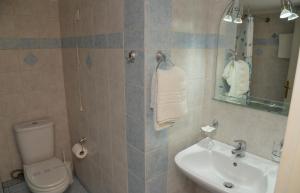 Ванная комната в KAMVISSIS HOTEL