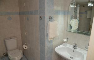 Koupelna v ubytování KAMVISSIS HOTEL