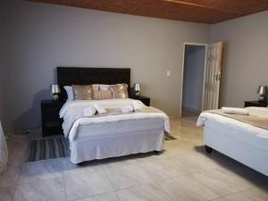 En eller flere senge i et værelse på Tuvawa Luxury Suites