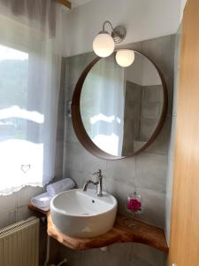 y baño con lavabo y espejo. en Apartment Bandaron en Kobarid