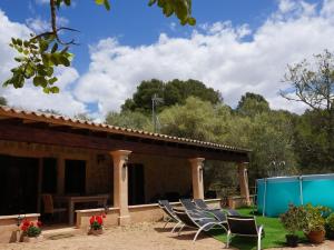 un grupo de sillas sentadas fuera de una casa en Cas rellotger country house, en Llucmajor