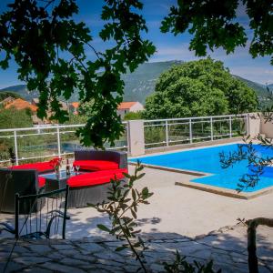 Bazén v ubytování Apartments Ivanka nebo v jeho okolí