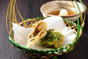 a basket with a plate of food and a bowl of soup at Akari no Yado Okabe in Shibukawa