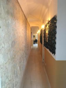 einen Flur mit einer Steinmauer und einer Leuchte in der Unterkunft Apartment San Carlos Alicante in Alicante