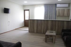 - une salle d'attente avec un canapé et une table dans l'établissement Bagration, à Gori