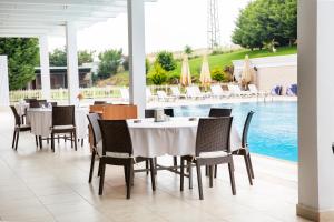 Бассейн в Premier Vista Hotel или поблизости