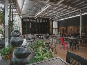 un ristorante con tavoli e sedie e una statua al centro di RedDoorz @ Jamin Ginting Medan a Medan