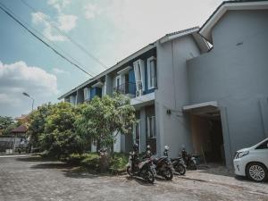 un gruppo di motocicli parcheggiato fuori da un edificio di RedDoorz @ Jamin Ginting Medan a Medan