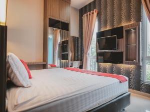 Кровать или кровати в номере RedDoorz @ Jamin Ginting Medan